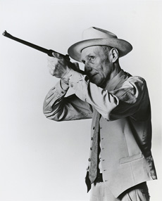 Portrait William S. Burroughs mit Waffe, 1981